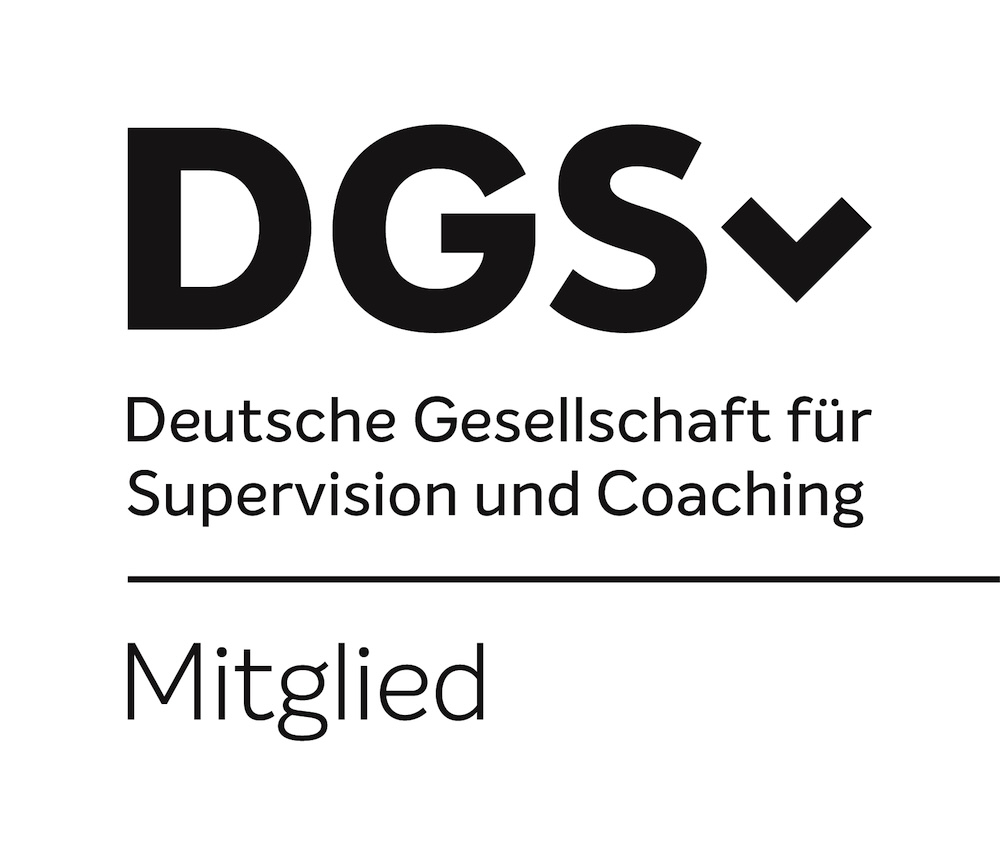 Schwarzer Schriftzug auf weißem Hintergrund mit dem Text DGSv Deutsche Gesellschaft für Supervision und Coaching. Darunter ein Trennstrich und das Wort Mitglied