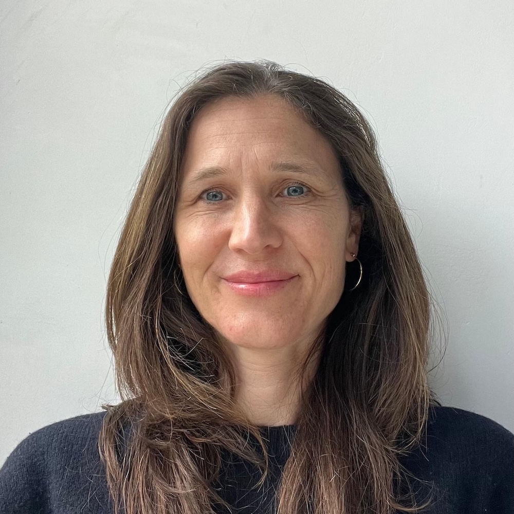 Portrait von Anne, Teilnehmerin des Online-Programms Mit Klarheit in deine berufliche Zukunft. Sie trägt einen schwarzen Pullover.