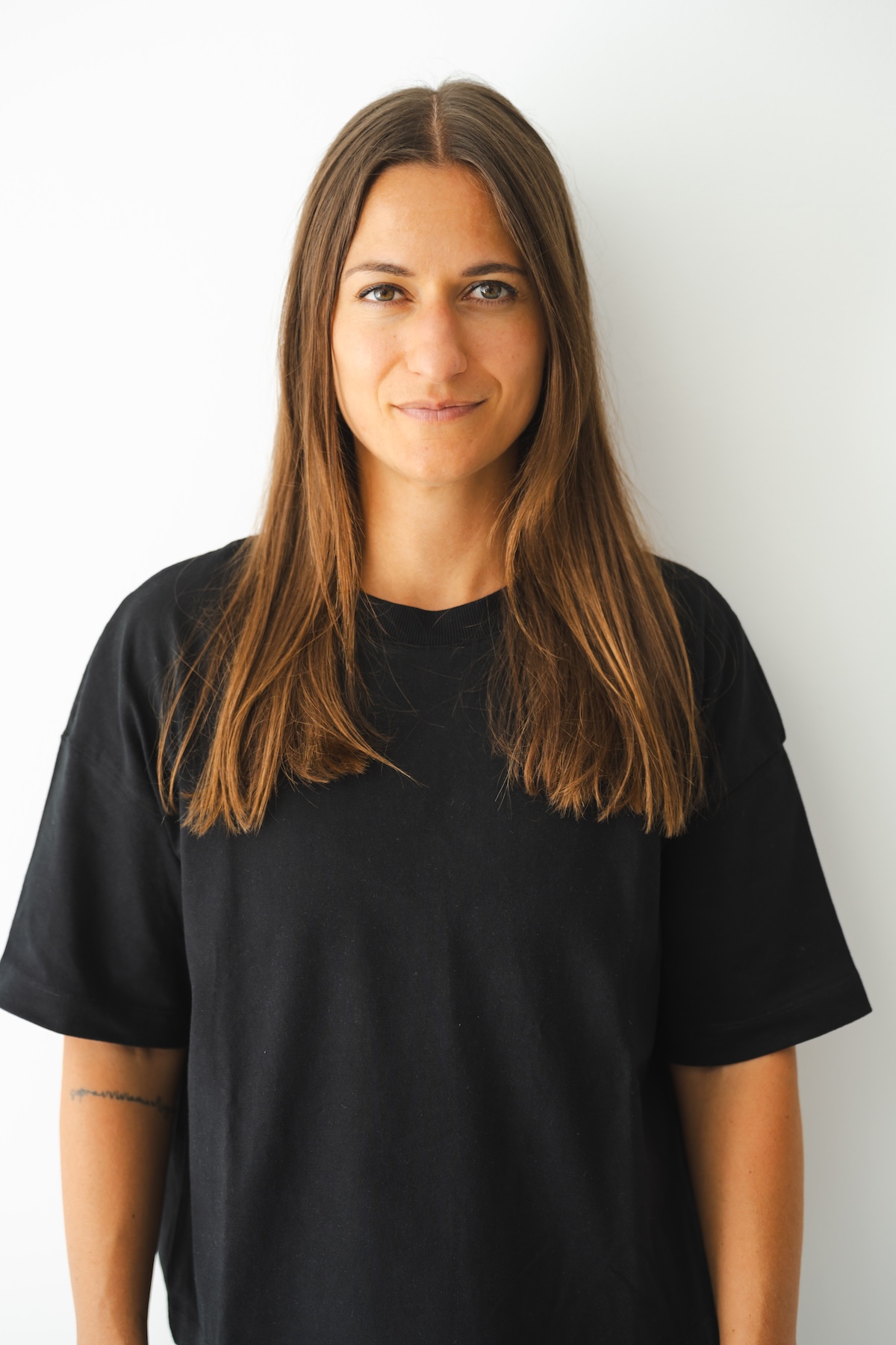 Giulia Barile, DGSv-zertifizierte systemische Supervisorin und Coach, trägt ein schwarzes Shirt und blickt direkt in die Kamera