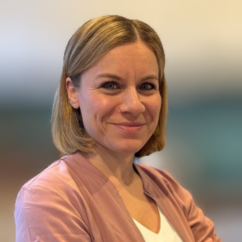 Portrait von Lena, Teilnehmerin des Online-Programms Mit Klarheit in deine berufliche Zukunft. Sie trägt eine rosa Jacke und ein weißes Shirt.