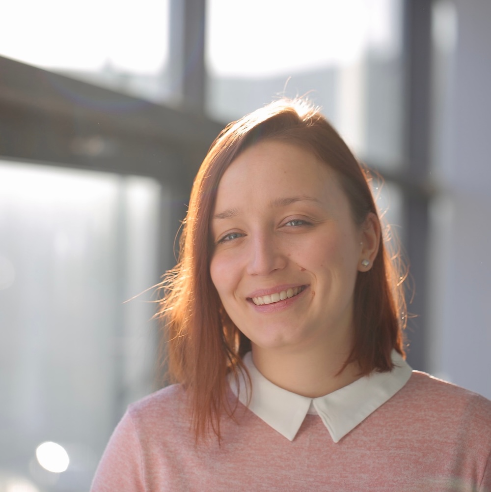 Portrait von Stefanie, Teilnehmerin des Online-Programms Mit Klarheit in deine berufliche Zukunft. Sie trägt einen rosa Pullover mit einem weißen Kragen.