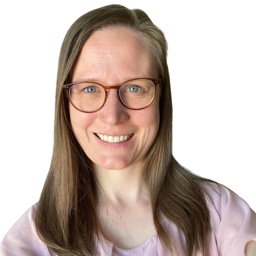 Portrait von Annemarie, Teilnehmerin des Online-Programms Mit Klarheit in deine berufliche Zukunft. Sie trägt eine Brille und ein rosa Oberteil.