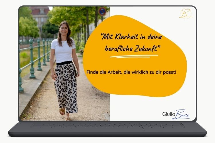 Mock-Up von einem schwarzem Laptop. Auf dem Bildschirm links ein Foto von Giulia Barile, systemische Supervisorin und Coach (DGSv) und rechts die Schrift Mit Klarheit in deine berufliche Zukunft - Finde die Arbeit, die wirklich zu dir passt! In der rechten oberen Ecke das Firmen Icon sowie in der unteren rechten Ecke der Schriftzug Giulia Barile